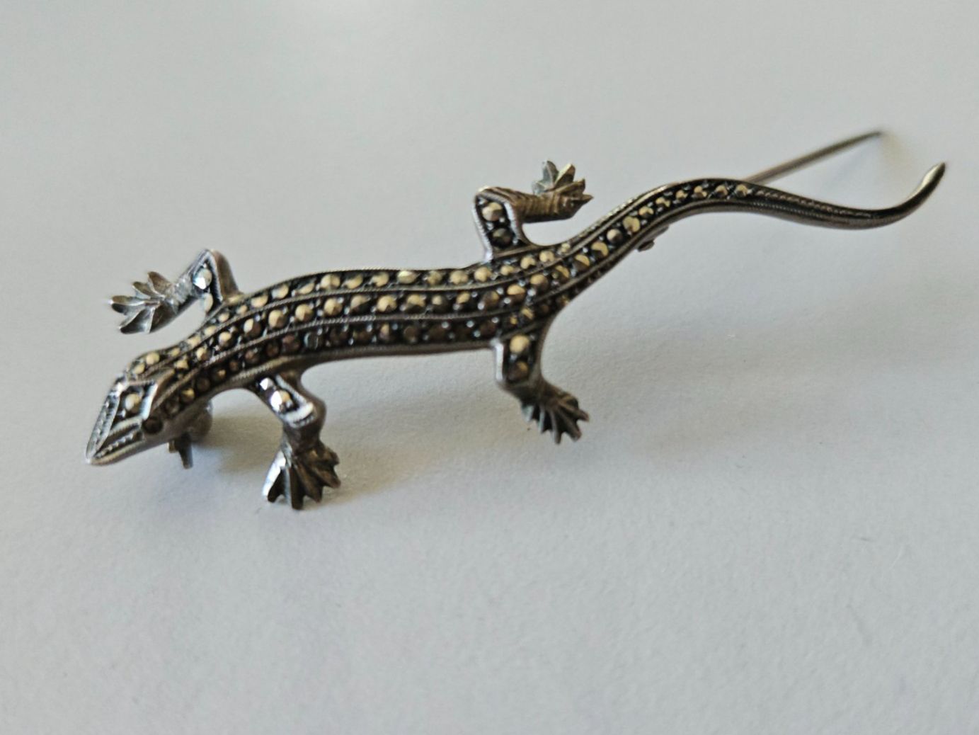 Spille & Fermagli: Vintage Silberbrosche 800 Gecko mit Markasiten, Echse – Usato da Urdorf venduto da Colina
