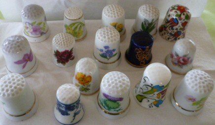 Ditali: Sammlung von 55 Fingerhütchen mit Gestell – Nuovo (secondo la descrizione) da Anwil venduto da Dragoner7 2