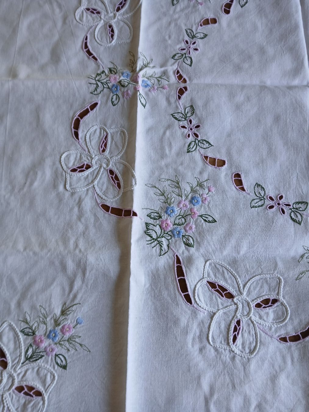Altra biancheria da tavola: Lovely Embroidered Tablecloth, Floral, Spring Decor! – Usato da Dübendorf venduto da LoRi-2026 2