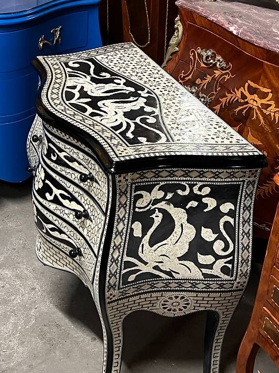 Kommoden: Commode nacrée  de style Louis XV dessins persans, – Gebraucht aus geneve von louisart 2