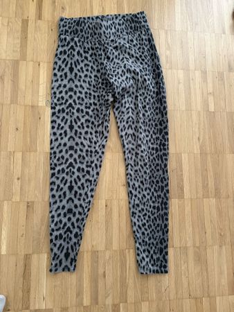 Coole Oh April Hose mit Leo-Muster,
