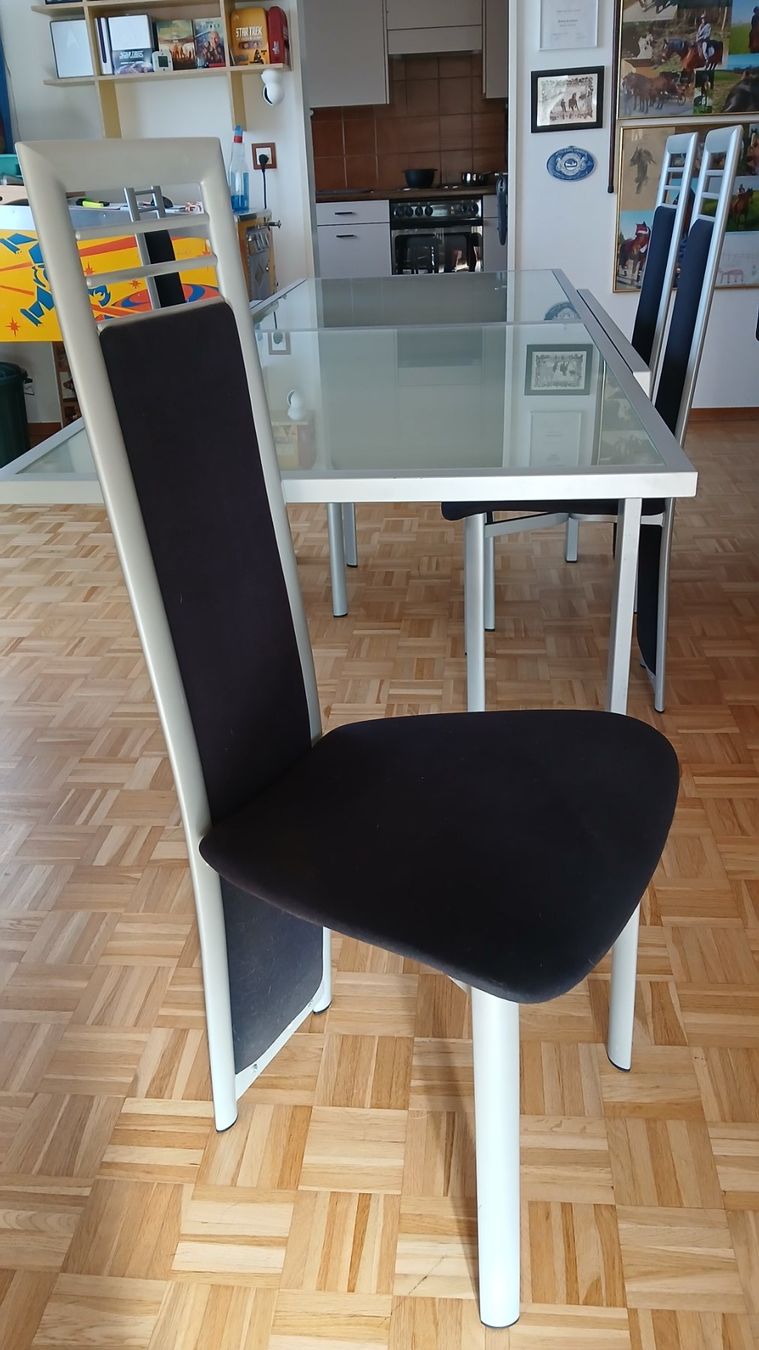 Tables: Table extensible en acier et verre , avec 4 chaises – D'occasion à Yverdon-les-Bains par Retro-Tech 4