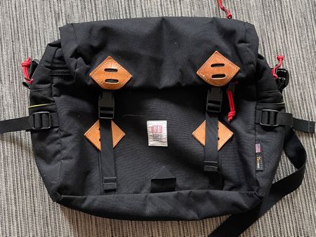 TopoDesigns Messenger Bag – Urban, Robust, Praktisch wie Neu