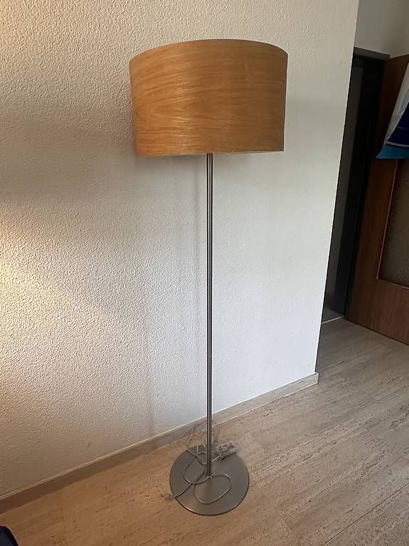 Lampes: Stehleuchte,  Metallfuss gebraucht – D'occasion à Küssnacht am Rigi par mis_skz5 1