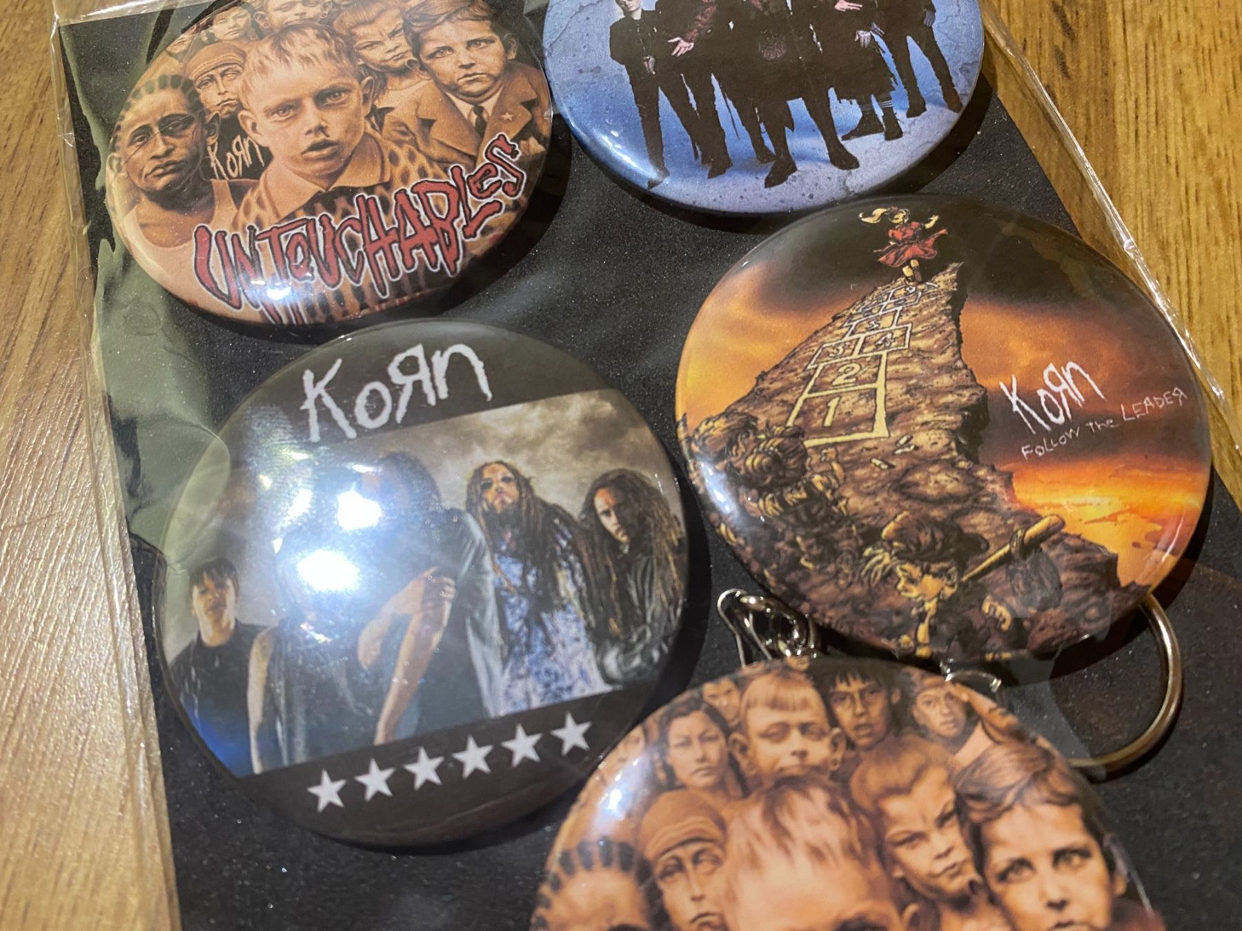 Placchette & Badge: Korn Badges Bundle, Neu! – Nuovo (secondo la descrizione) da Basel venduto da FatCatPacksTheRatt 3