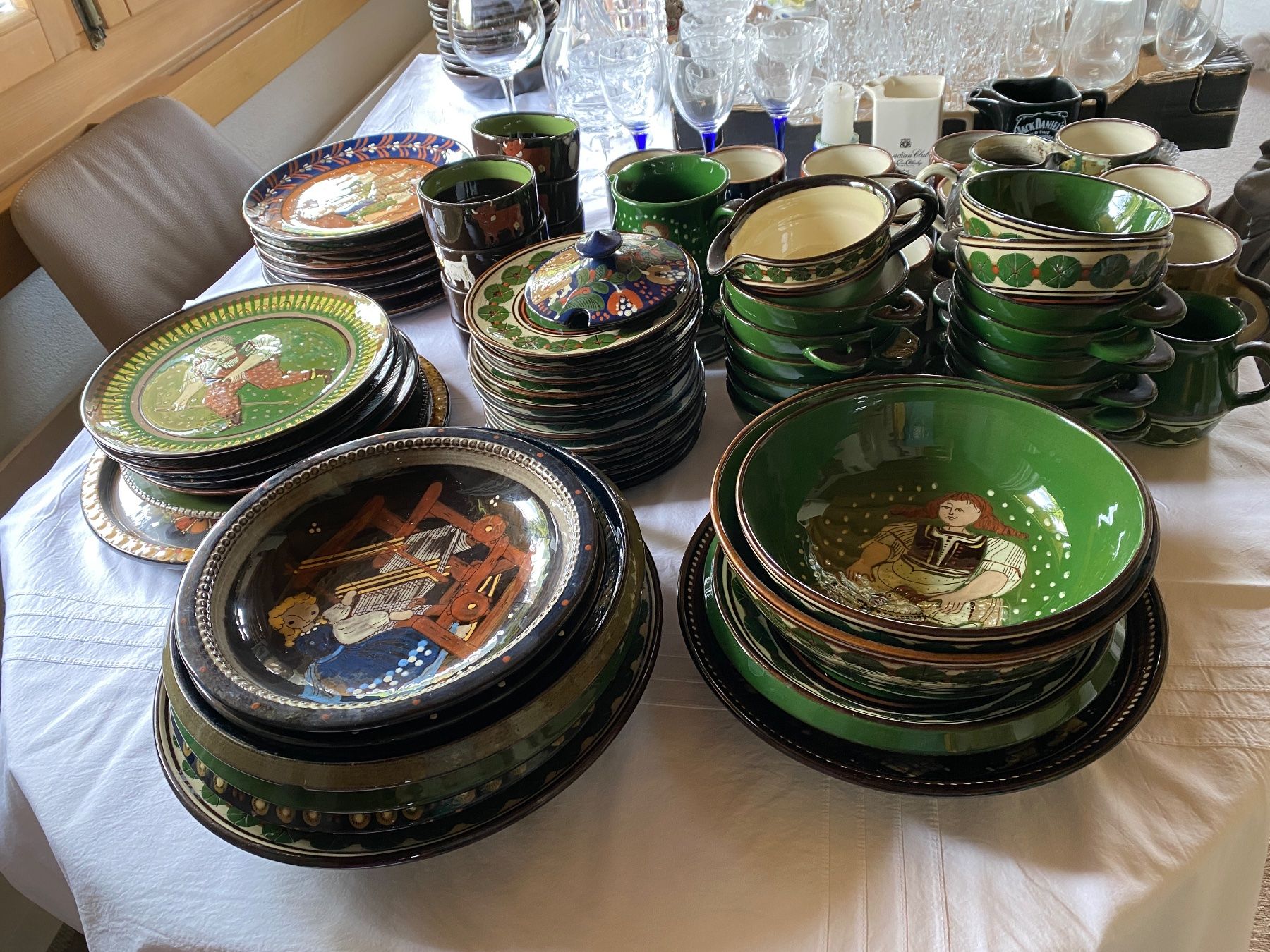 Set di piatti: Geschirr Set mit Bauernmalerei – Usato da Davos Platz venduto da che_qzn8 3