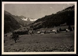AK Valens, Dorf mit Kirche und Bergkulisse