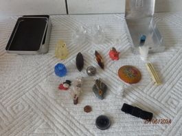 Kleinkram, Broschen, Figuren, Haarspangen, Blechdosen etc.