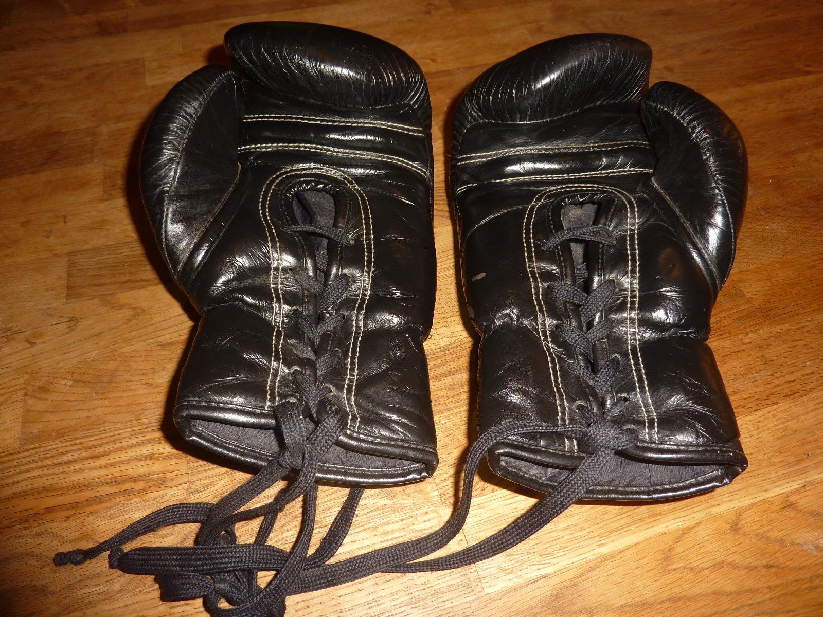 Guanti & manicotti: Boxhandschuhe Twins Schwarz 10oz Special – Usato da Hochfelden venduto da swissice 3