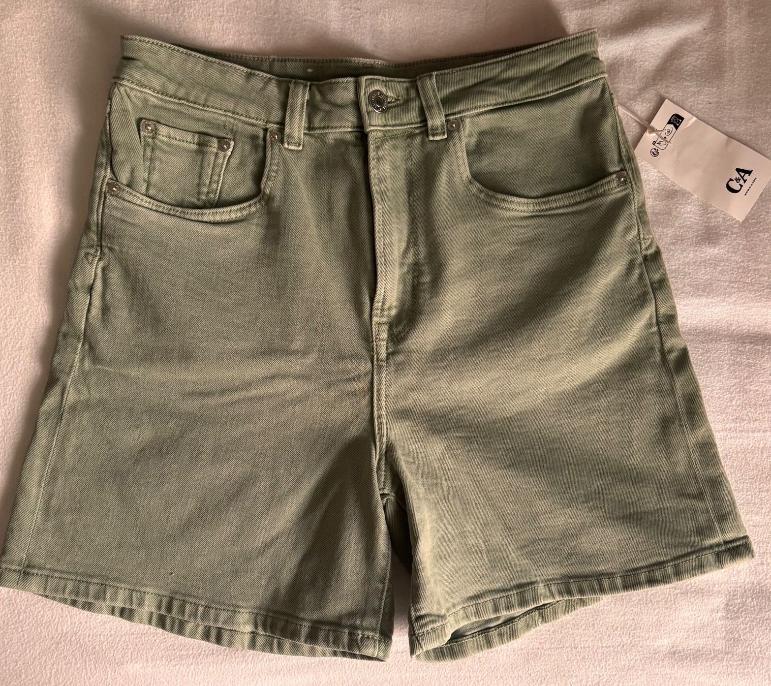 C&A Jeans: C&A Mom Shorts hellgrün brandneu – Neu und originalverpackt aus Herrliberg von eka_dz6d