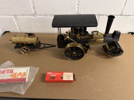 Locomotiva a vapore in ottone con rimorchio in miniatura