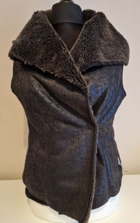 Marccain Gilet in Lederoptik gefüttert, Grösse N4
