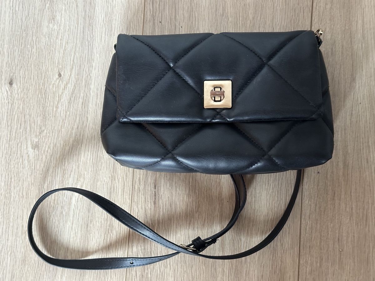 H&M Borse da donna: Schwarze Umhängetasche mit Steppmuster, Gold – Usato da Zürich venduto da mar_8myn 1