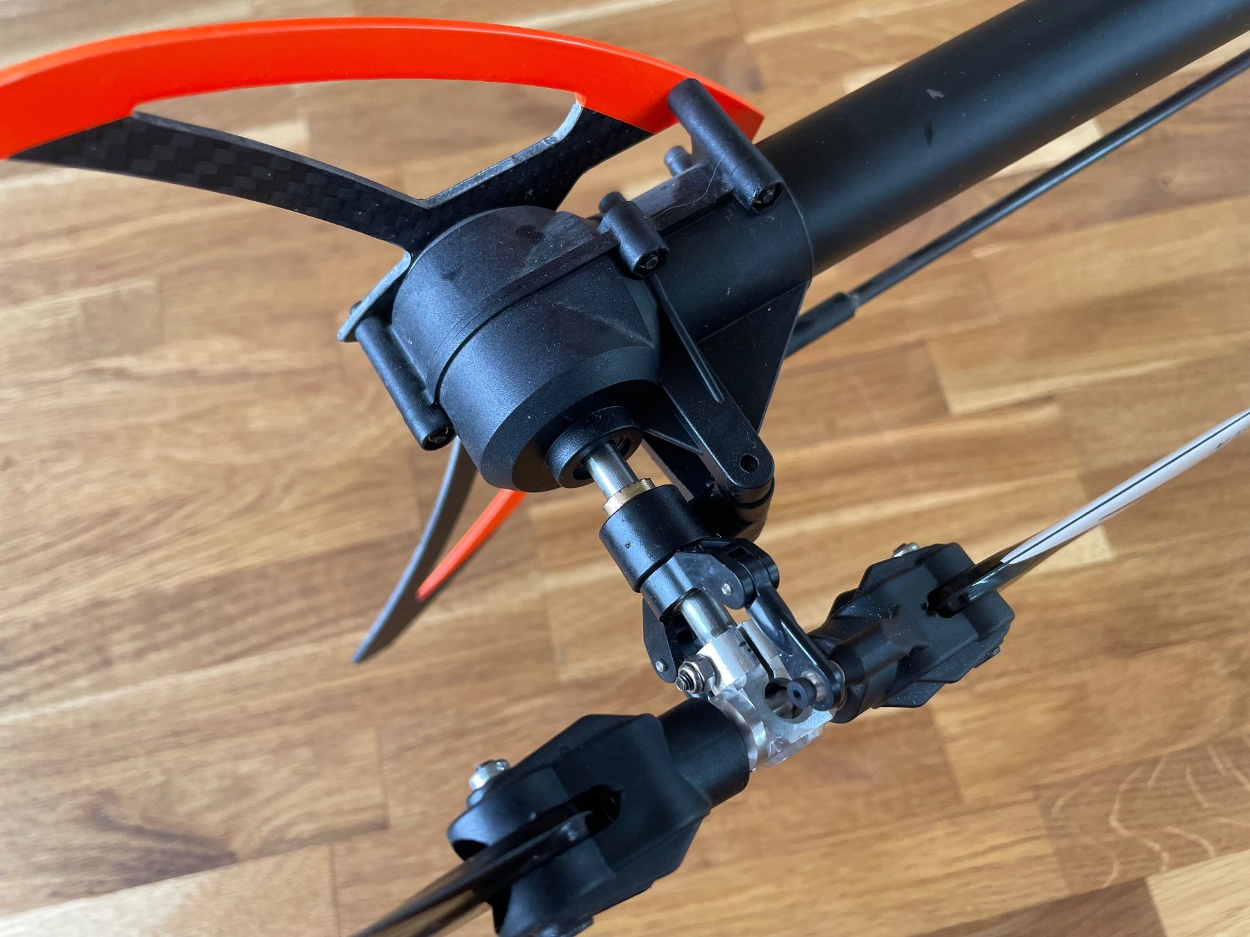 Modellismo RC: Mikado Logo 700 inkl. Elektronik – Usato da Neftenbach venduto da CURRAT1 3