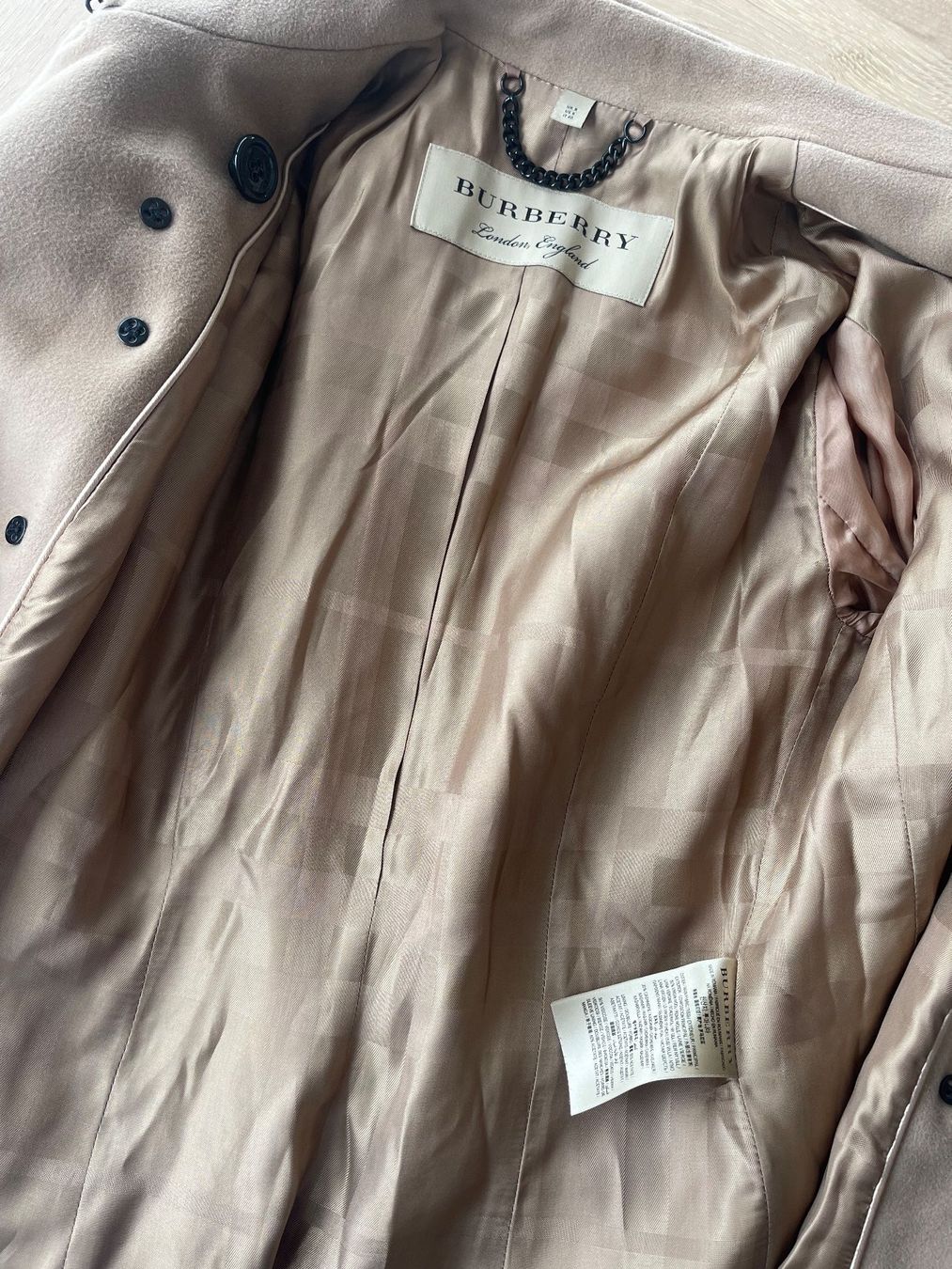 Burberry Cappotti: Burberry Damen Trenchcoat 36 Neu – Nuovo (secondo la descrizione) da Küssnacht am Rigi venduto da TheMarket55 7