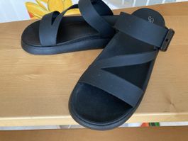NEU Sandaletten Badelatschen schwarz 38/39