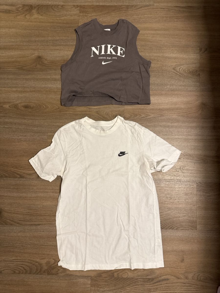 Nike Lotti di vestiti: Nike top und shirt – Usato da Sierre venduto da jen_w8vt