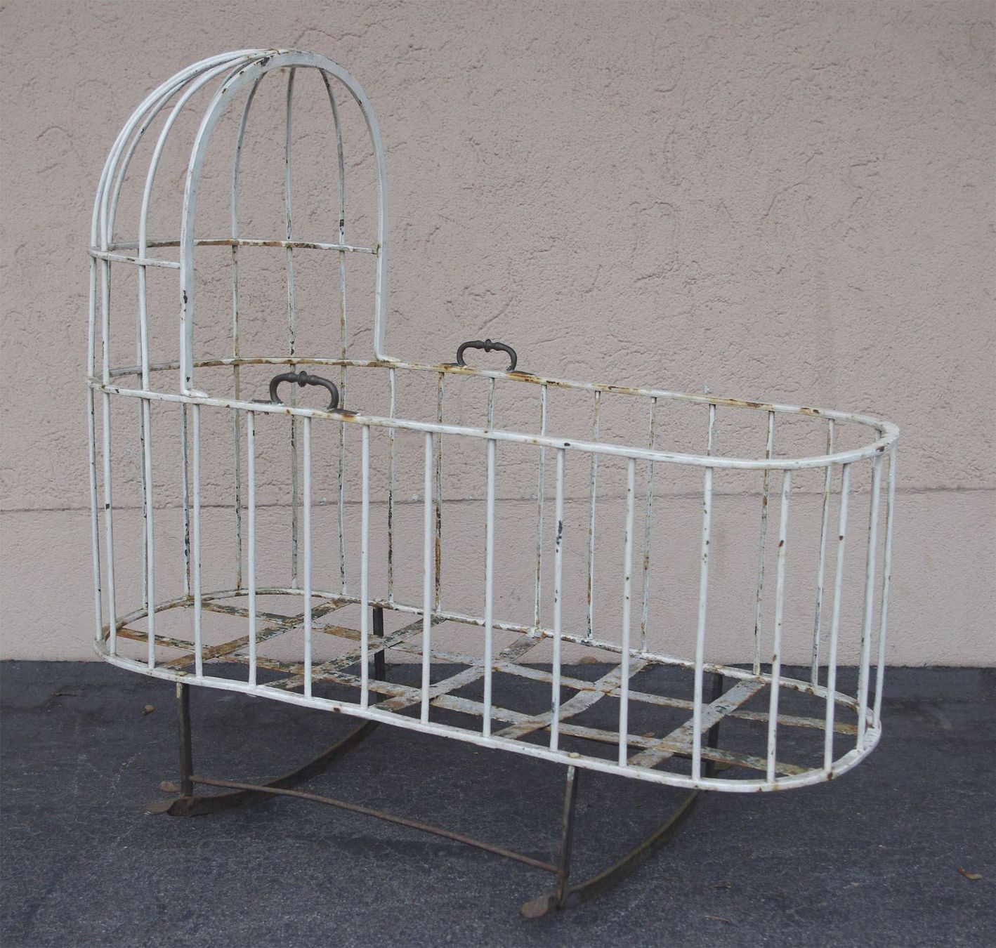 Skulpturen & Statuen: grosse antike Shabby Chic Eisenwiege – Gebraucht aus Meggen von Trouvaillen 1