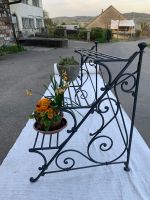 Dekorative antike Blumen-Pflanzentreppe