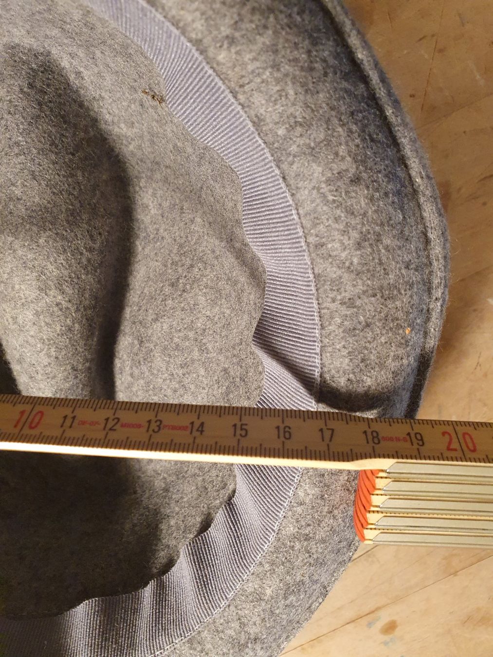 Copricapi, berretti & cappellini: Filzhut grau mit rotem Hutband – Usato da Zürich venduto da loosebone 4
