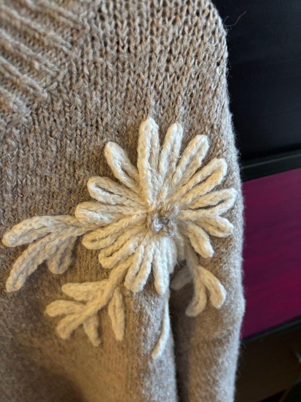 Maglioni & Felpe: Warmer Strickpullover mit Blumenmuster, Grösse M – Usato da Bülach venduto da reaos 3