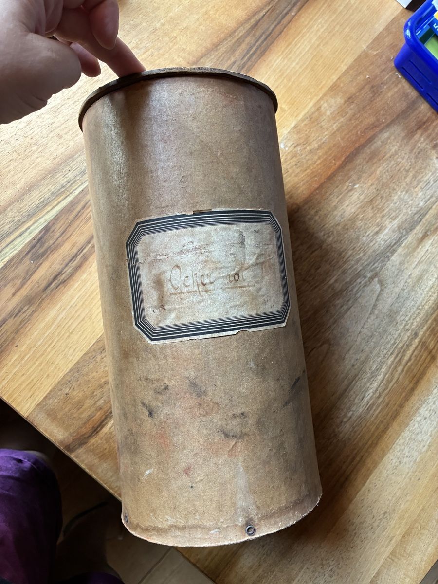 Contenitori & Simili: Antiker  Behälter Ocker Rolle Vintage  – Usato da Schlossrued venduto da sumoggu