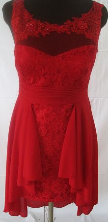 Verspieltes rotes Chiffonkleid mit Strass & Schleifendetail