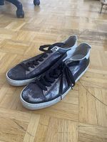 Schwarze Schuhe mit silber-weißen Glitzerakzenten