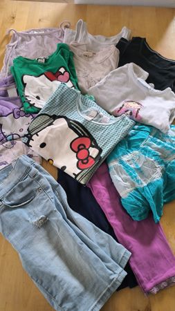 un lot de 12 habits taille 122