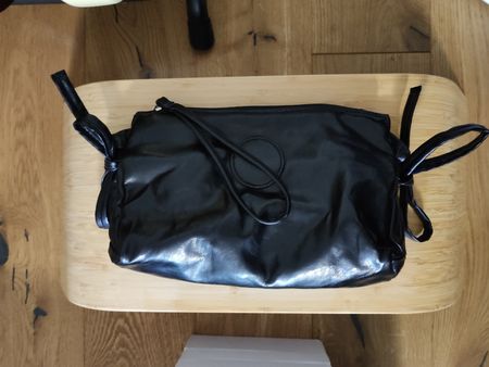 Zeitlose schwarze Handtasche aus Kunstleder – Klein