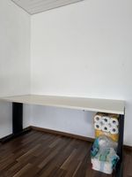 Schreibtisch Weiss - 180x80 mit Kabelführung