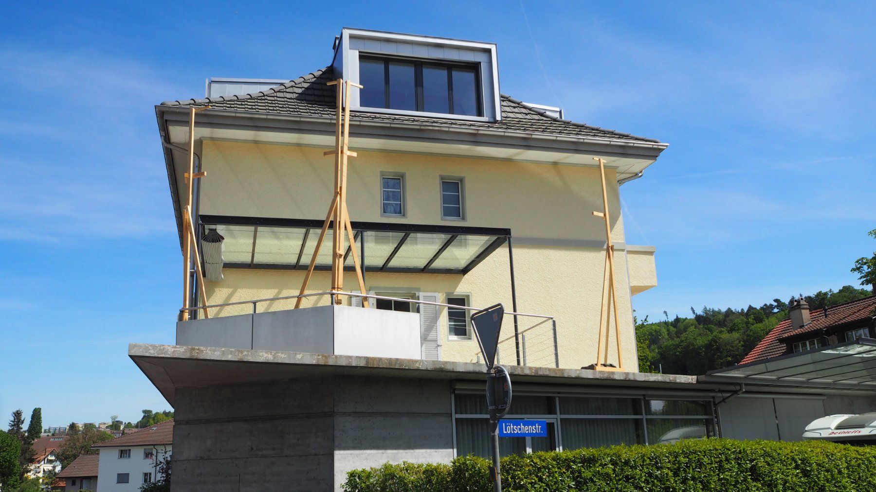 Unterstände: Sitzplatzüberdachung Glas/Metall mit Sonnen- und Windschutz – Gebraucht aus Ostermundigen von brechi3072 1