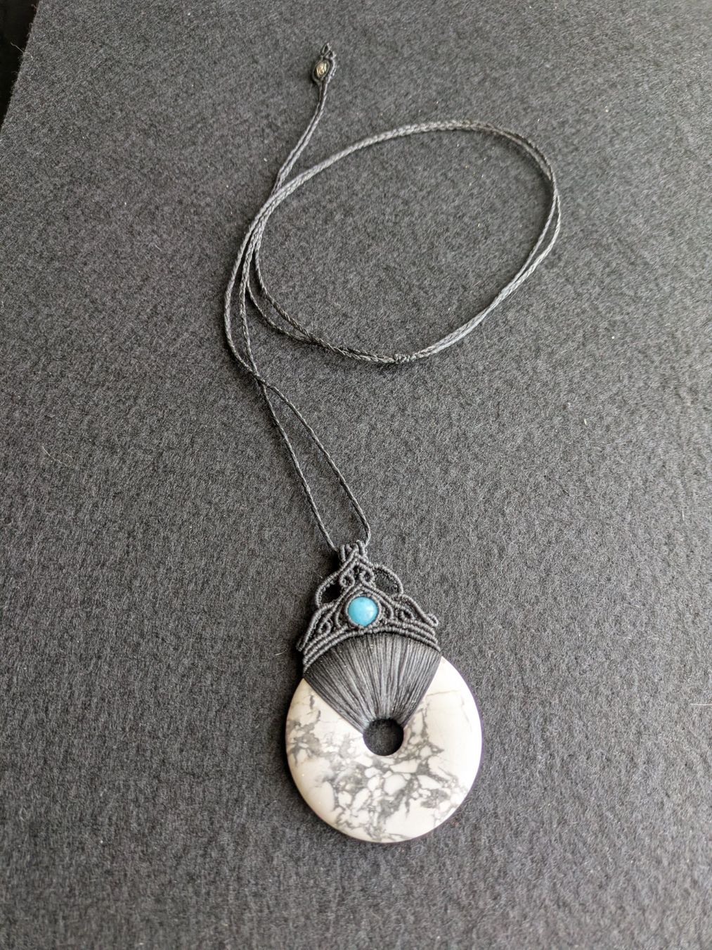 Catenine: Makramee Kette mit Magnesit Donut und Aquamarin Perle – Nuovo (secondo la descrizione) da Pfäffikon ZH venduto da Emporos_42