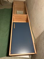 Hochschrank mit Glasvitrine, Zwischenfach und d‘blaue Türe!
