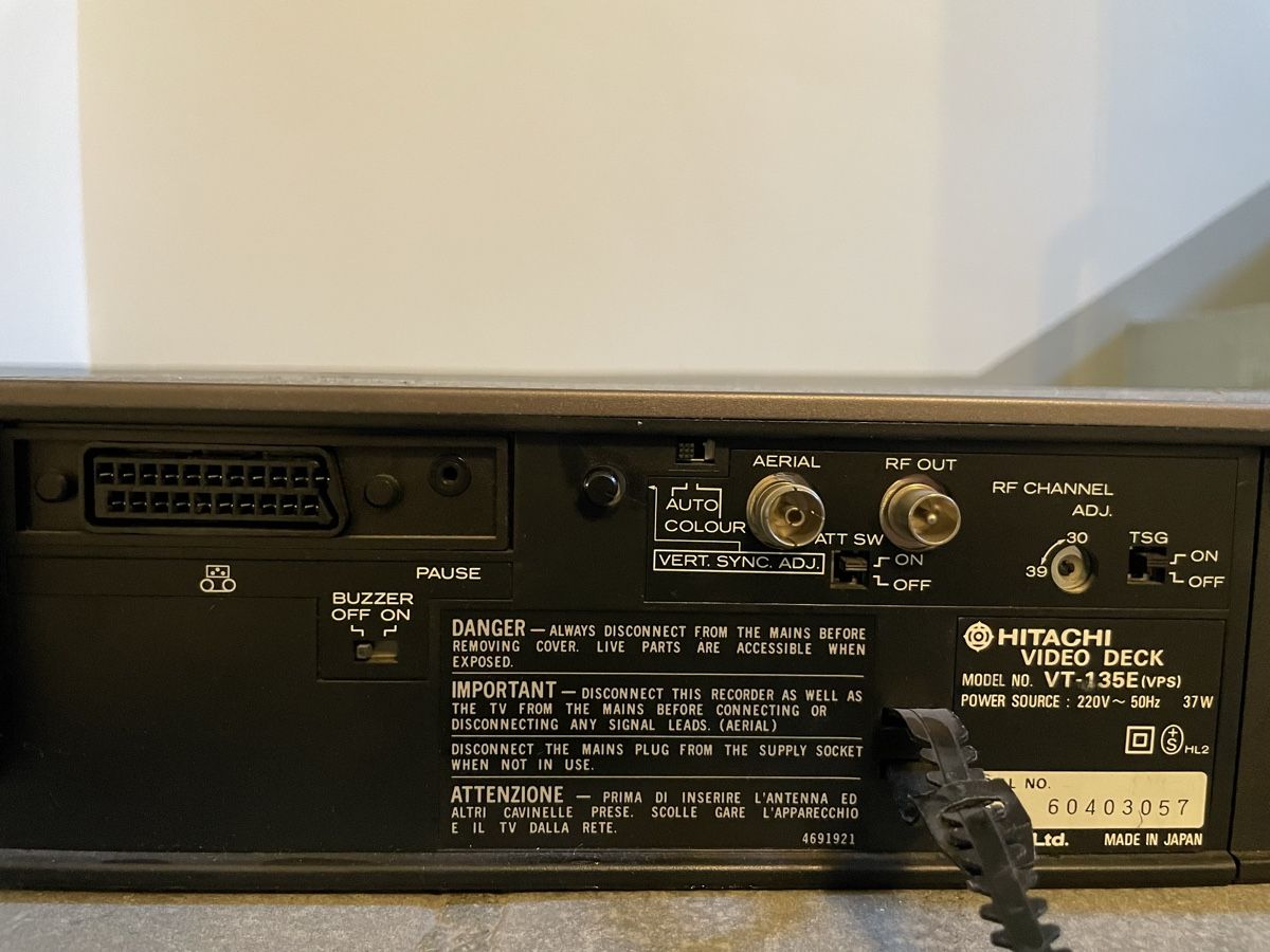 Hitachi Registratori: Hitachi VHS Video Deck VT135E – Usato da Elgg venduto da micpic01 2