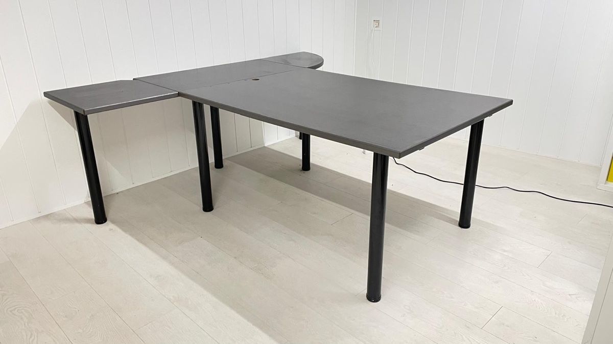 Schreibtische: Tisch – Gebraucht aus Weggis von dominiquejoerin