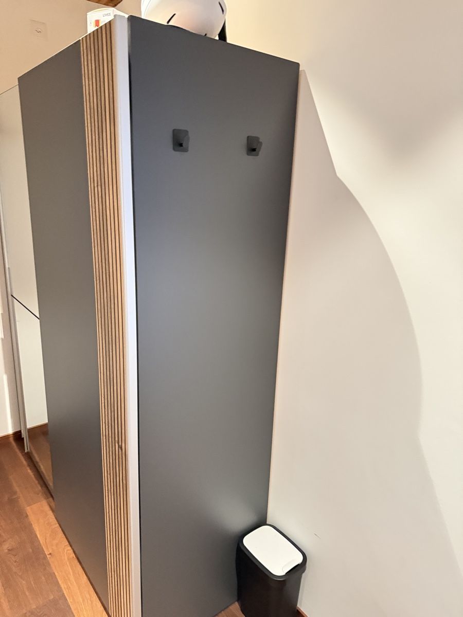 Armoires: Schrank mit Glastür  – D'occasion à Illnau par kev_z7jl 2