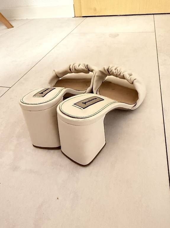 Damenschuhe: Beige Sandalen mit Blockabsatz – Gebraucht aus Rorschach von Tara234 1