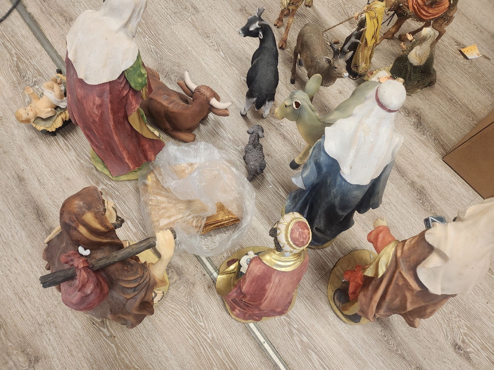 Tutte le decorazioni: Grosse Weihnachtskrippe mit Figuren und Tieren – Usato da Tuggen venduto da Zweitechanceboutique 8