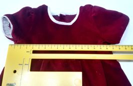 Puppenkleid aus granatrotem Samt -Robe de poupée en velours