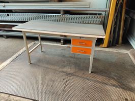 Massiver Werkbank mit zwei Schubladen