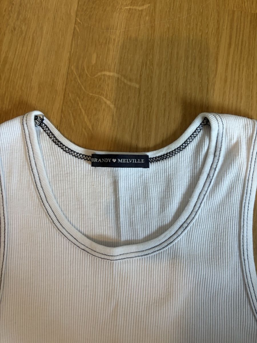 Brandy Melville Top: Weisses Tshirt Brandy Melville – Nuovo (secondo la descrizione) da Aarau venduto da mimivintage 1