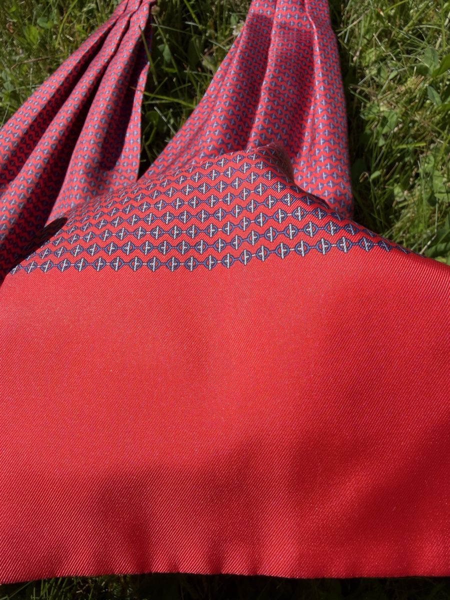 Hermès Foulard & Sciarpe: Foulard en soie d'HERMÈS – Usato da Cressier FR venduto da Kvito4ka 5