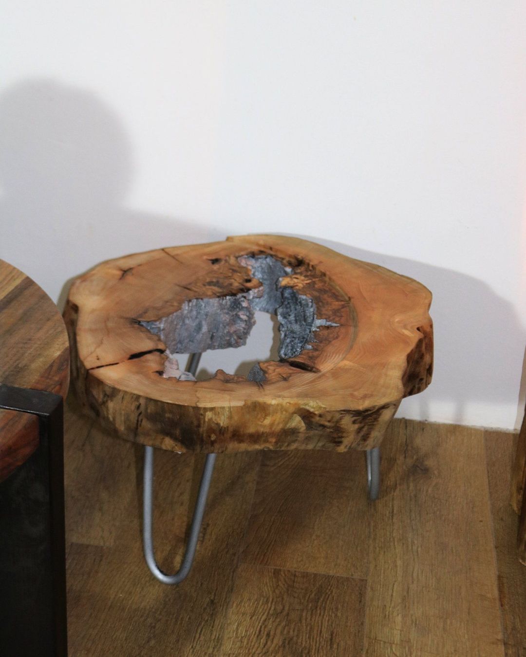 Tische: Klubtisch aus Holz Rustikal – Gebraucht aus Zürich von Miki_Schreiner