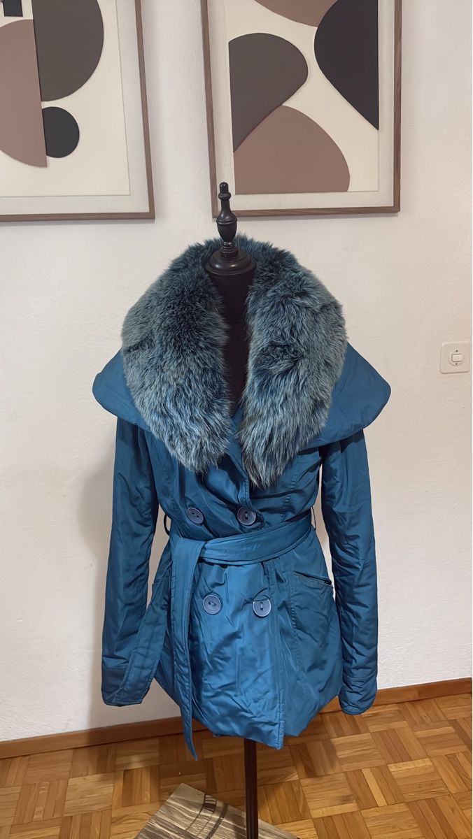Manteaux: Giacca donna blu con collo in pelliccia – D'occasion à Taverne par hai_tg6s