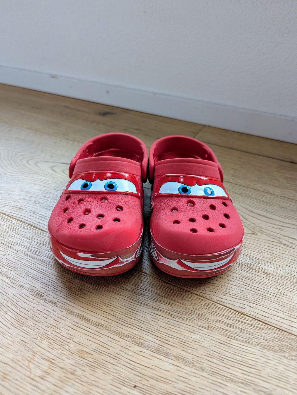 Crocs Schuhe für Jungen: Original Cars Crocs, Grösse 27/28 – Gebraucht aus Maienfeld von Aliwanter