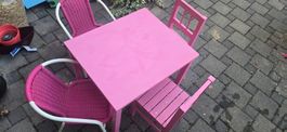 Kindertisch mit Stühlen pink  4 Stueck guter Zustand
