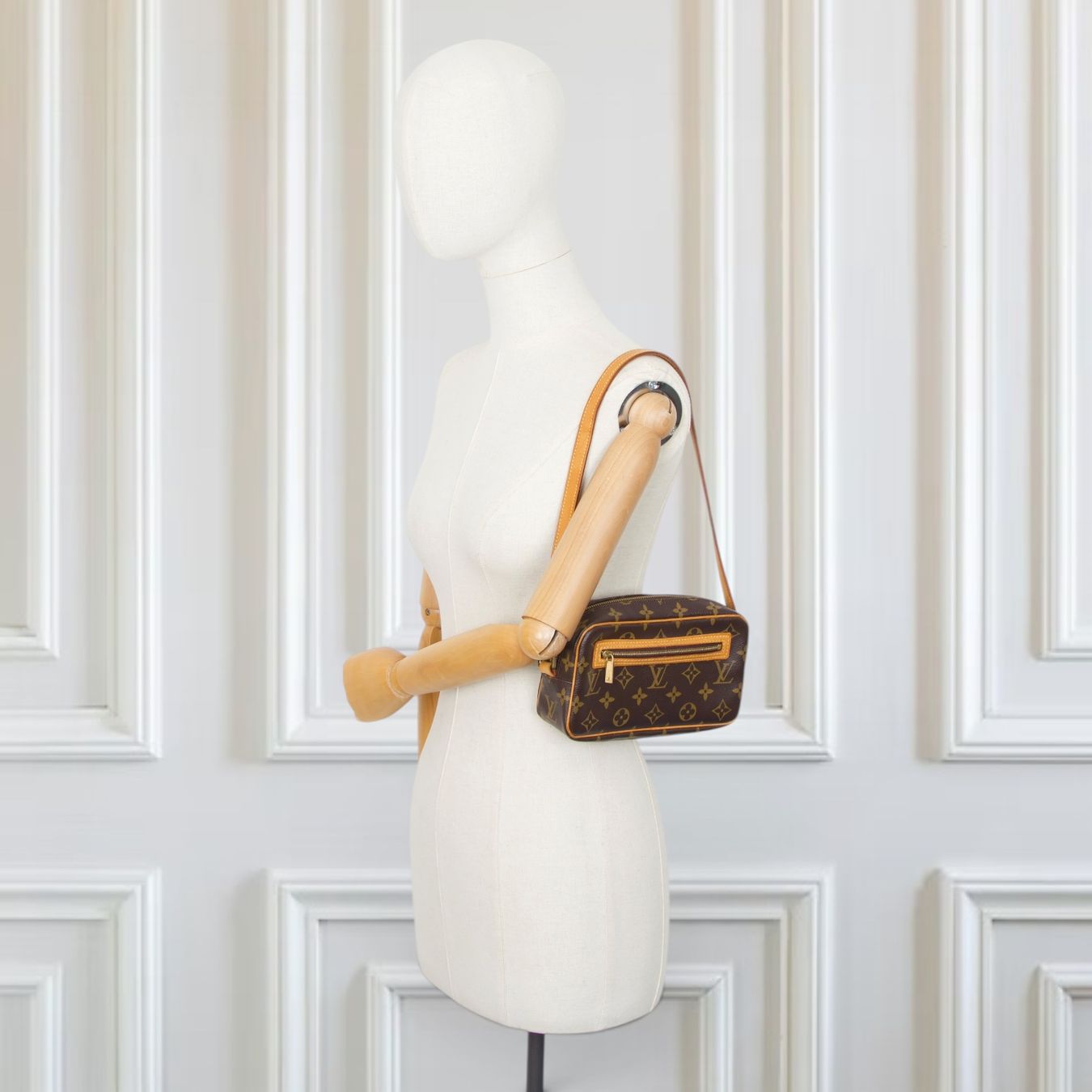 Louis Vuitton Taschen für Damen: Louis Vuitton Pochette cité Monogram – Gebraucht aus Binningen von Designerlabels 1