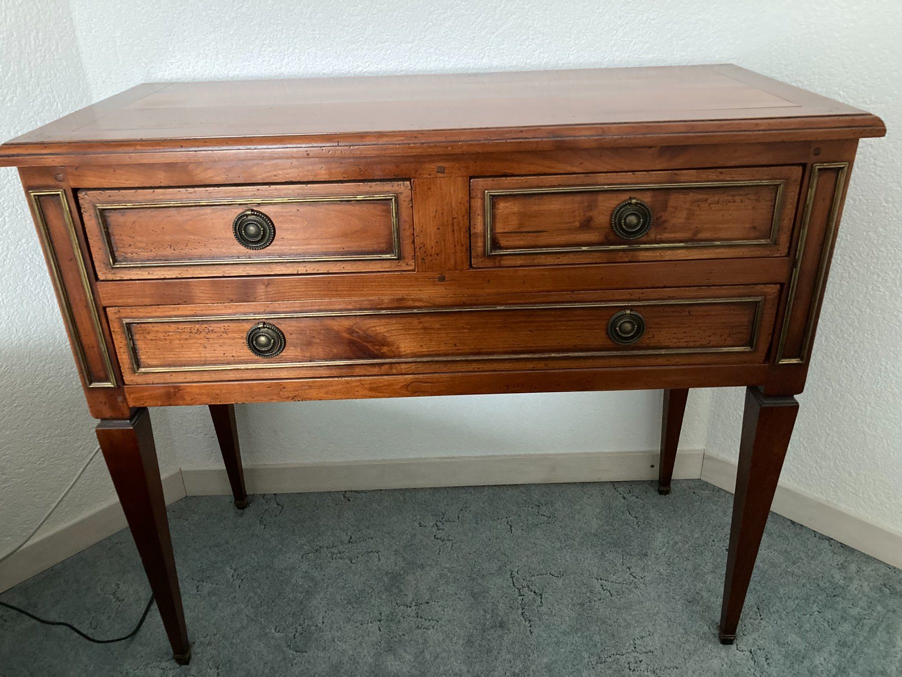 Cassettiere: massive Kirschbaum Kommode mit Bronzefilet – Usato da Zuchwil venduto da Mauz2