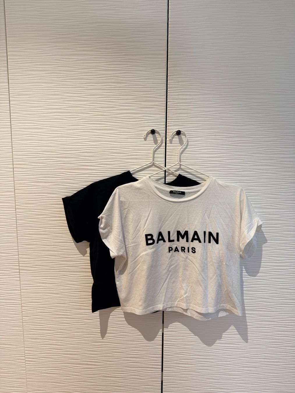 Balmain Vestiti: 100% ORIGINAL BALMAIN CROPPED T-SHIRTS x 2 – Usato da Küssnacht am Rigi venduto da Grittibaenz 3